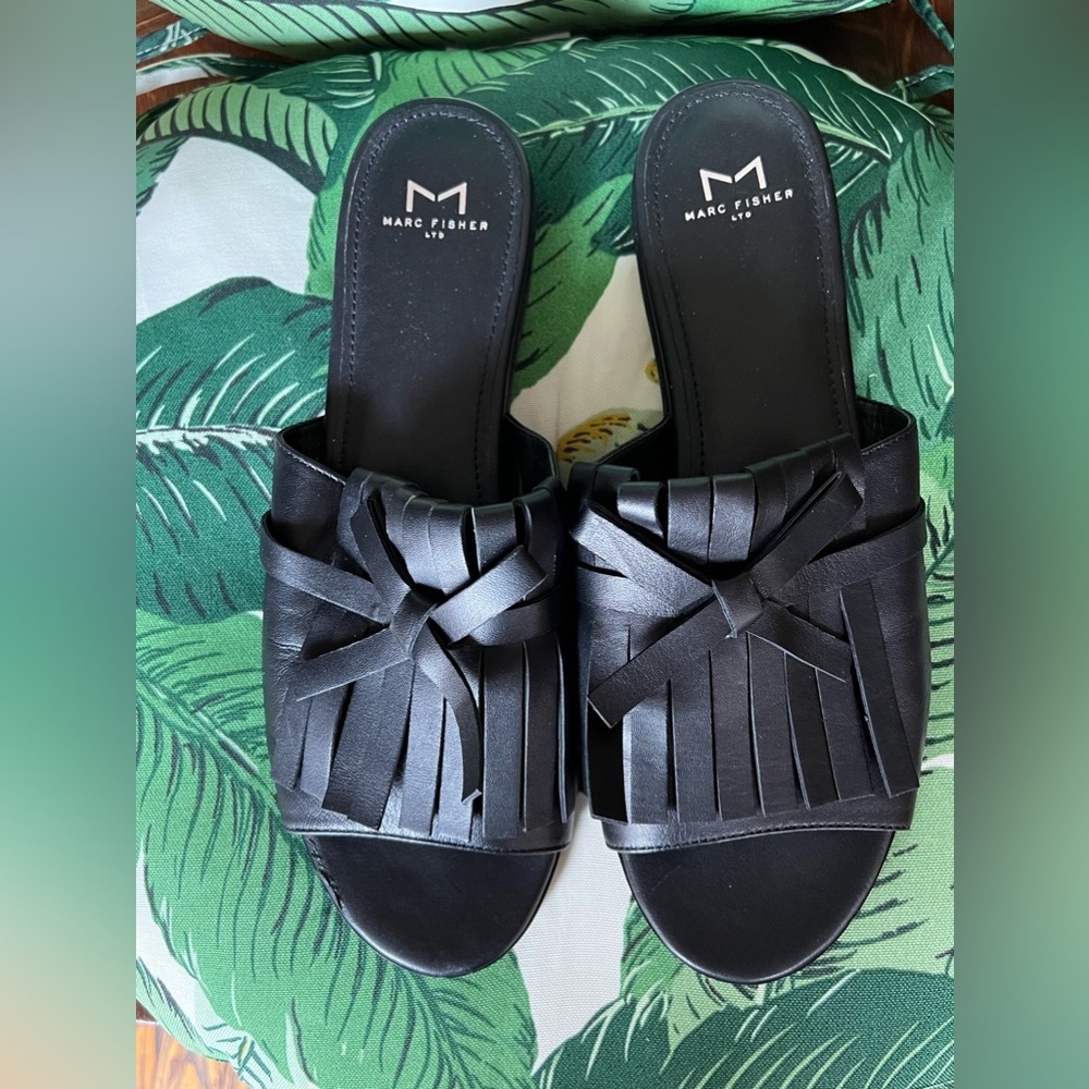 Marc Fisher LTD Whitley leather sandals. Size 10M. Color:Black